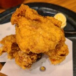 横浜家系ラーメン 今村家 - ②鶏唐揚げ
            大きな鶏唐揚げが4つ、ボリュームがあります
            熱々で食べ応えもあるし下味が付きなのも◯