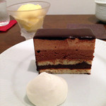I TeA HOUSE - 5層のチョコレートケーキ(紅茶とセットで1600円)