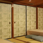 Isobe - 2階の座敷には寺院や茶室などに使用される伝統工芸・京唐紙の襖を設えております。