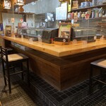 寿し源 - カウンター7席、現在は5席で間隔をあけています。