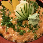 寿し源 - 爆弾丼
ネギトロ、ウニ、イクラ、イカ、とびっ子に卵黄を加えて混ぜ合わせた丼です。混ぜ合わせる事により、また新しい濃厚な味わいに仕上がっております。