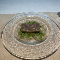 フランス料理 タンモア - ❶クラゲの酢の物がコンセプト。
                    クラゲと豚足、豚耳、豚タン、砂肝のテットドフロマージュ風。
                    パクチー、ホワイトセロリ、ライム、ナンプラーのソース。
                    