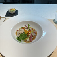 フランス料理 タンモア - ❷フレンチ仕立ての八宝菜。
                    白菜とネギのブランマンジェ、椎茸のエスプーマ、エビ、イカ、ニンジンフリットなどなど。