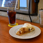 マキネスティコーヒー - アイスコーヒー@税込550円│アップルパイ@税込748円