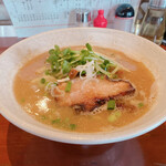 Menshoujimbou - カイワレ大根が良いアクセントで、生姜が効いた鶏白湯系のスープで美味しかったです。チャーシューは厚切りでした♪