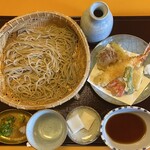 Soba Wabi Suke - 旬野菜と海老の天せいろ（海老、椎茸、かぶ、しし唐、花麩）