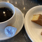 Barumarushekodama Suteki Ando Robusuta- - デザートのプチケーキとホットコーヒー