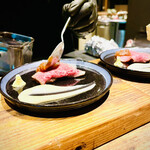 かまど焼 NIKUYOROZU - 薪焼きローストビーフ オリーブ牛 もも肉
      しろみそを使ったマッシュポテト  
      大根おろし ステーキソース