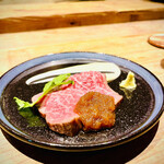 かまど焼 NIKUYOROZU - 薪焼きローストビーフ オリーブ牛 もも肉
      しろみそを使ったマッシュポテト  
      大根おろし ステーキソース