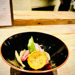 かまど焼 NIKUYOROZU - リブとろ椀しゃぶ
      黄色ズッキーニ じゅんさん 焼オクラ リブロース
      カツオを使ったお出汁