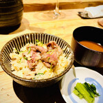 かまど焼 NIKUYOROZU - 牛肉とマッシュルームの土鍋ご飯と赤味噌汁、漬物