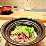 かまど焼 NIKUYOROZU - 牛肉とマッシュルームの土鍋ご飯