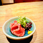 かまど焼 NIKUYOROZU - 純生 肉刺し オリーブ牛 方ロース 紫芽 九条ネギ