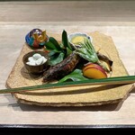 御料理 ふじ田 - 八寸：にしんの揚げ浸し、和歌山産焼き鮎、枝豆とうどの白和え、赤茄子の白味噌田楽、べにはるかレモン煮 