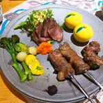 Umino Bettei Furukawa - 肉料理の三種盛りが登場。付け合せのブロッコリー・芽キャベツ・新じゃが・ズッキーニもしっかり美味しい