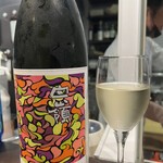 とり囲 - ワイングラスで嗜む日本酒、ハクレイのVIVID。日本酒だけどライスワインと呼ぶのが本当に合う、甘味と芳醇感のバランスが素晴らしいお酒。飲み過ぎ注意。