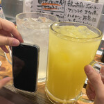 Yakitori Nishi Daba - 男前ジョッキとiPhone13miniの比較。でかい
