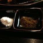 Tontei - 二口目は、塩で食べる。
                        右の茶色の粉は、黒七味（京都産）。