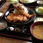 Tontei - 一番人気の「鹿児島黒豚ロースかつ定食」とトッピングの「有頭海老」