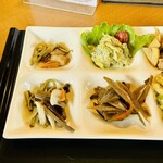 Aelu - Aeluランチ
            日替り小鉢6種
            イタドリごま油炒め･こごみチーズサラダ
            わらびマリネ･ごぼうと山うどの味噌炒め