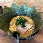 豚骨醤油 鈴之木 - ラーメン800円麺硬め。海苔増し100円。