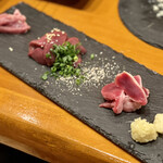 Izakaya Torinobu - 地鶏刺盛りハーフ（750円）