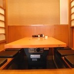 きん菜家 - 足を伸ばしてゆったりできる掘りごたつ席もございます。