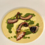 RADICI L'OSTERIA DI ACCURSIO - 料理写真:①そら豆スープ　小ダコと野生フェンネル