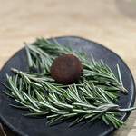 W VILLADORATA COUNTRY REATAURANT - ⑰塩をまとわせたアーモンドカタラーナチョコレート