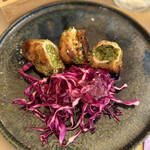 TANTIKKIA - ③ポークロール(フェンネルシード、チェリートマト、ズッキーニ、アーモンド、リコッタチーズ)赤キャベツのサラダ 14€≒2226円