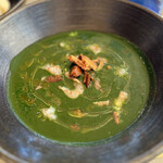 TANTIKKIA - ①黒キャベツクリーム、ストラッチャテッラ水牛チーズ、生のムラサキ海老、アンチョビ、カリカリパン 12€≒1908円