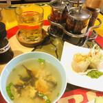 サバイディー タイ&ラオス料理 - セットのスープ、生春巻、卓上の調味料