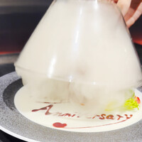 炭火焼肉　にくたらし　熊本上乃裏店 - アニバーサリープレート（ガラス蓋を開ける瞬間）
