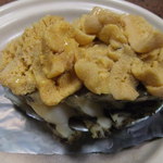 民宿　はぎわら - 鮑の宝楽焼に生赤うにをのせました。めっちゃ贅沢