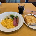 ガスト - スクランブルエッグとベーコン・ソーセージの朝食５５０円。