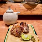 Izakaya Ichi - 地鶏のもも焼き　950円
                        低温調理かと思うほどの柔らかさにしっかり味がありパリッとした皮目。