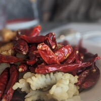 広東料理 センス - 鱧と茄子の天ぷら。唐辛子の中から宝物を探しましょう。
                茄子はとろんとろん、鱧はふわふわ！
                衣は軽やかで、山椒の香ばしさと相まって、いい意味で揚げ物感がない。
                