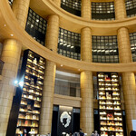 東方遊酒菜ヌワラエリヤ - ここは巨大本棚になっていた。いつか泊まってみたい