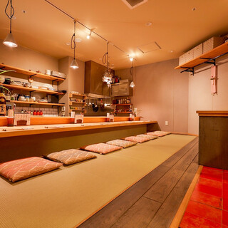 There are counter seats with raised kotatsu seats and table seats.