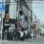 東方遊酒菜ヌワラエリヤ - す、すっごい行列のとんこつラーメン一双さん　前来た時はこんなんじゃなかったなー。大名さんもすごかった