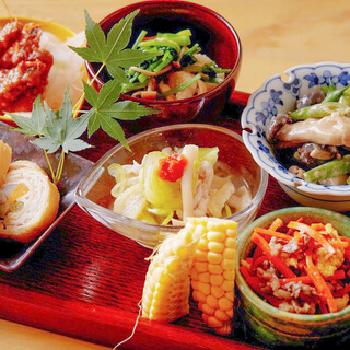 First, let's start with "Chocochoko Bean Plate Small dish (Seven Types) and Today's Dish"