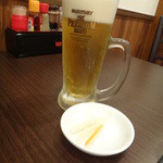 香港屋 - 生ビールとお通しのお新香