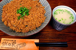 h Tetsu No Ya - 名物のつくねを使った鶏そぼろ丼！！鶏スープも合わせると旨さ倍増です。