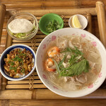 Com Ngon - フーティウランチ 
                        (柔らか煮豚と高菜の甘辛炒めご飯･サラダ･エビセン)