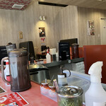 らーめん一作 - 店内。カウンターにテーブル。