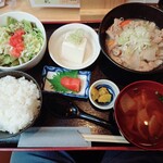 呑処 心花 - 塩もつ煮定食 (990円・税込)
