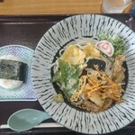 小松うどん道場 つるっと - 丸いもぶっかけうどん＆おにぎり