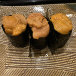 にぎり鮨 一五〇 - 雲丹食べ較べ　右からロシア、羅臼、厚木