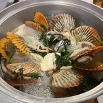 Izakana Ya Amimoto Bettei - 鍋のヒオウギ貝とハマグリの酒蒸し