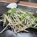 Okonomiyaki Suzu - 豚ニラ調理中